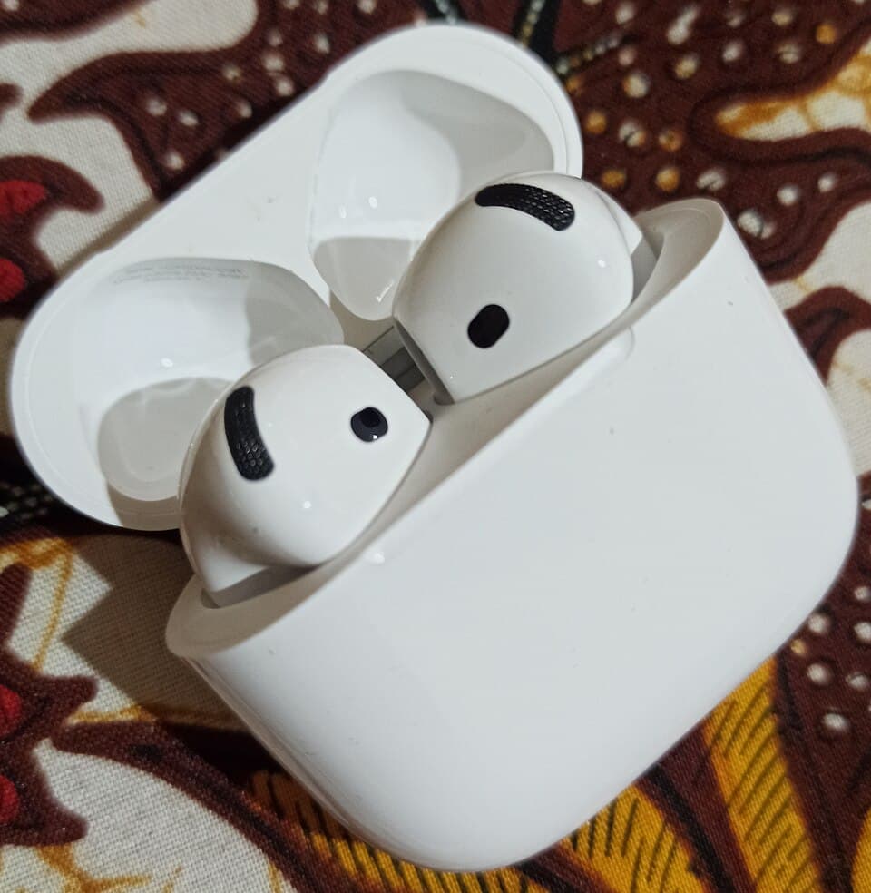 Apple AirPods 4 with Noise Cancellation